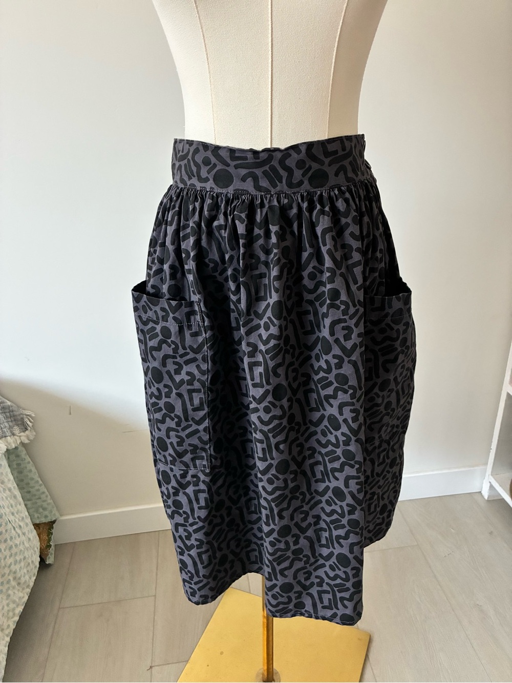 Nooworks Mitzi Skirt in Grey Shapes - pleated midi with pockets